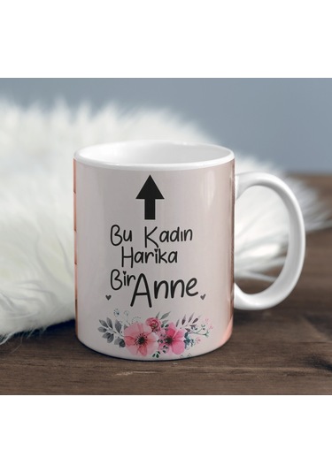 Bu Kadın Harika Bir Anne Hediye Beyaz Kupa Bardak