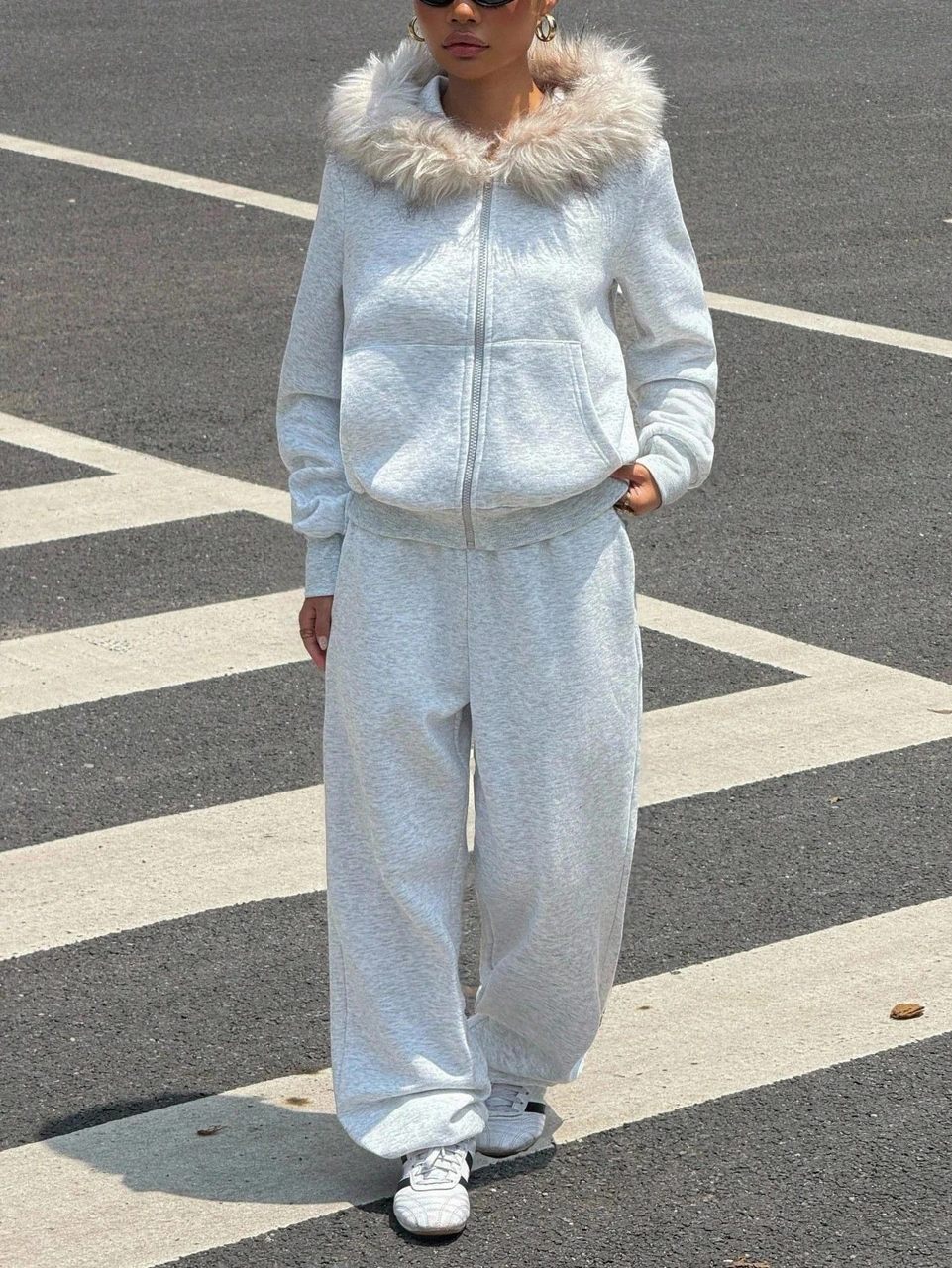 Kadın Gri Fermuarlı Kapüşonlu Sweatshirt Eşfoman Takımı Kürklü Kapüşon, Cepli, Rahat Kalıp Gri