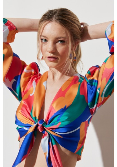 Regular Fit Normal Kesim V Yaka Yeşil Desenli Crop Bluz Yeşil