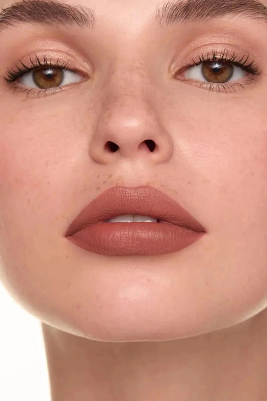 Alix Avien Uzun Süre Kalıcı Nemlendirme Işıltılı Dolgunlaştırıcı Etkili Yoğun Pigmentli Gri Çantalı Makyaj Seti