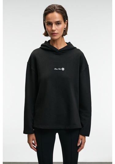 Grımelange Camellıa Kadın Önü Nakışlı Etek Ucu Yırtmaçlı Kapüşonlu Comfort Fit Siyah Sweatshirt Siyah