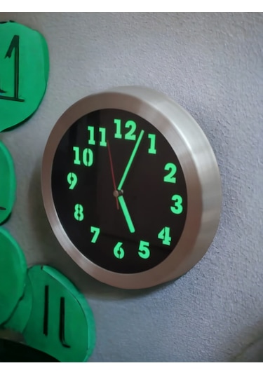 Fosforlu Gece Parlayan Görünen Metal Salon Duvar Saati Çap 26 Cm Siyah