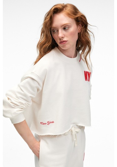 DELYRA Kadın Bisiklet Yaka Rahat Kesim Nakış Detaylı Ekru Sweatshirt