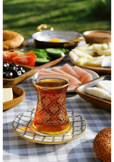 12 Parça Altın Yaldız Desenli Çay Bardağı Ve Desenli Tabak Seti Çok Renkli