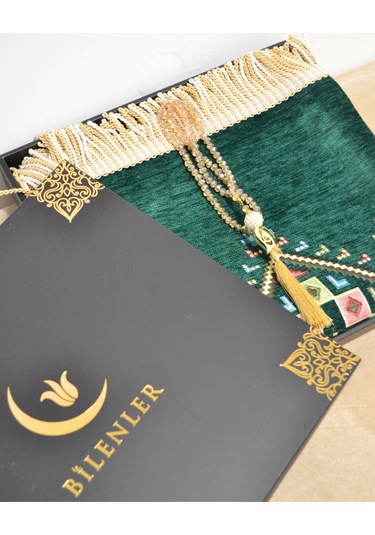 Hediyelik Seccade Tesbih Seti Kilim Desenli Kadife Astarlı Seccade, Kristal Tesbih Ve Özel Kutulu Lüks Hediye Seti Yeşil