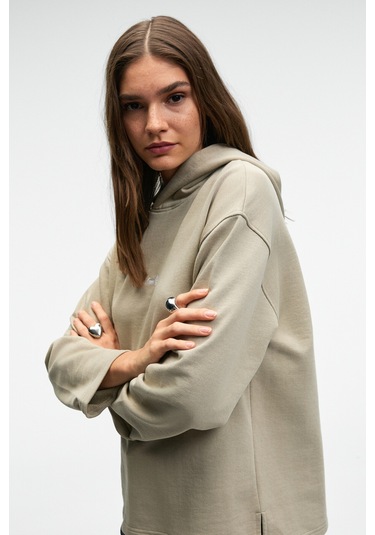 CAMELLIA Kadın Önü Nakışlı Etek Ucu Yırtmaçlı Kapüşonlu Comfort Fit Taş Rengi Sweatshirt