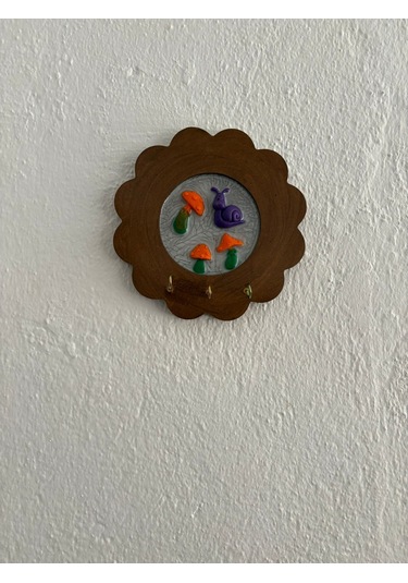 Pelince - Mor Salyangoz Ve Mantar Figürlü - Epoksi Ahşap Anahtar Askılığı Tek Ürün - Çap: 18 Cm Ahşap