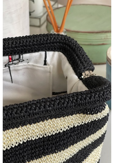 El Yapımı Siyah-beyaz Çizgili Basic Örgü El Çantası Beyaz