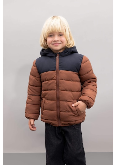 Defacto Erkek Bebek Su İtici Polar Astarlı Blok Renk Desenli Kapüşonlu Şişme Mont A2215A524AUBN349 Kahve Defacto Erkek Bebek Su İtici Polar Astarlı Blok Renk Desenli Kapüşonlu Şişme Mont A2215A524AUBN349 Kahve