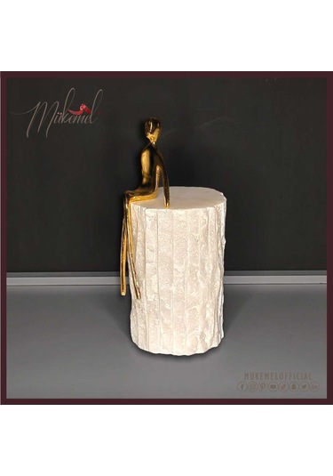 Modern Altın Soyut Oturan Figür Heykeli Beyaz Mermer Taban Üzerin