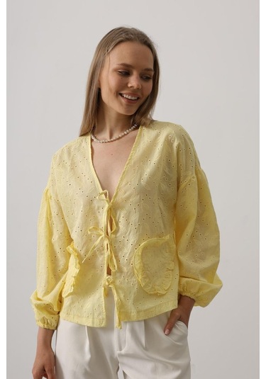 Kalp Detaylı Bağlamalı Brode Bluz - Sarı Sari
