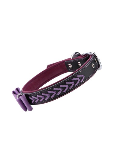 Yumuşak Pu'dan Yapılmış Yapay Elmaslarla Süslenmiş Papyonlu Köpek