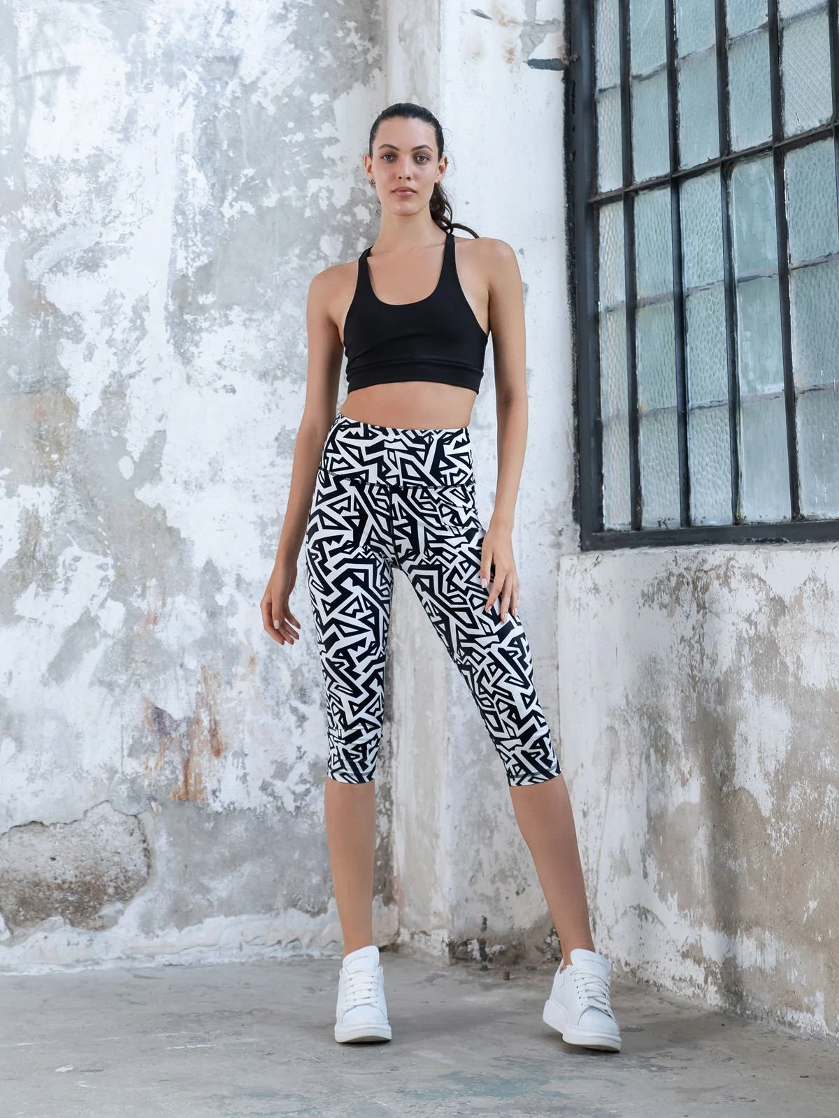 Siyah Beyaz Geometrik Desenli Toparlayıcı Spor Kapri Tayt SİYAH - BEYAZ