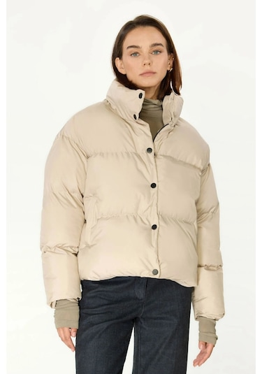 İçi Astarlı Su Ve Rüzgar Geçirmez Cepli Dik Yaka Kadın Mont Bej