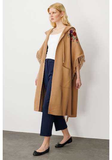 Kadın Omuzu Aplikeli Yanı Püsküllü Panço Camel Camel