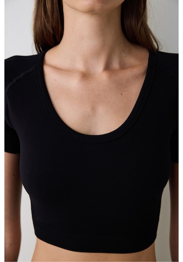 Penti Siyah Dikişsiz Slim Fit Kısa Kollu Crop Spor Üst