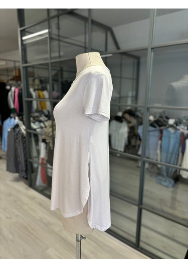 Kadın Türlü Viskon Kumaş Yırtmaç Detaylı Bluz Beyaz