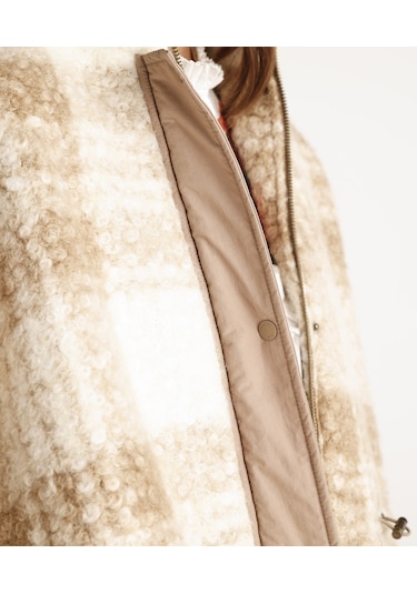 Yargıcı Beli Lastikli Çıtçıtlı Palto Bej