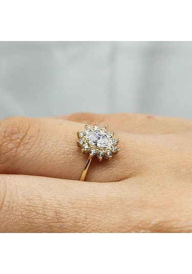 Gümüş Yüzük - 1.10 Karat Oval 0.24 Karat Swarovski Taşlı Anturajlı 925 Ayar Gümüş Hediyelik Yüzük Sarı