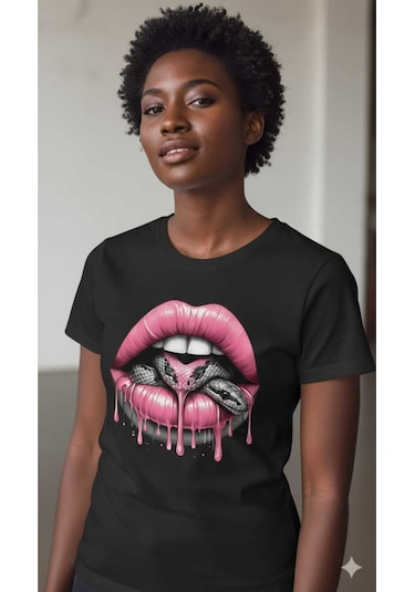Kadın Beyaz Siyah Yılan Detaylı Dudak Baskılı Regular T-shirt Siyah