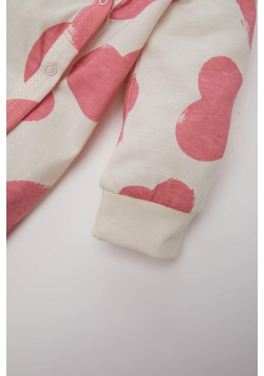 DeFacto Kız Bebek Yenidoğan Kalp Desenli Penye Uzun Kollu Çıtçıtlı Tulum E6046A5NSER233 Ekru