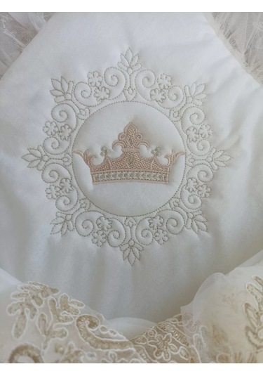 Yenidoğan Sahra Taç Nakışlı Plazma Taşlı Güpürlü Fiyonklu Duvaklı Trilüks Kundak Bebek Battaniyesi Ekru Renkli Çok Renkli