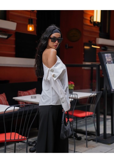 Kadın Madonna Yaka Düğme Detaylı Tek Omuz Gömlek Beyaz