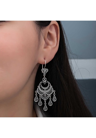 Gümüş Beyaz Baget Taşlı Sallantılı Kadın Küpe