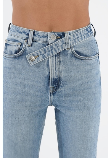 Açık Mavi Slim Straight Paçası Yırtmaçlı Çapraz Kemerli Jean Pantolon C 4556-012 Açık Mavi