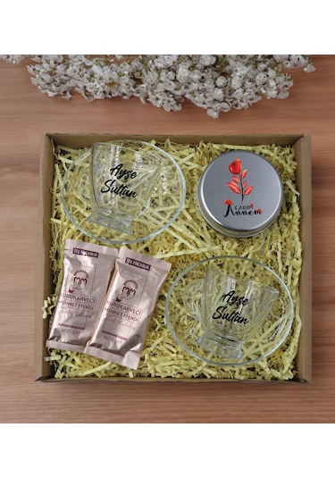 Bk Gift Kişiye Özel İsimli 2li Cam Kahve Fincanı & Türk Kahvesi & Gümüş Metal Kutuda Kokulu Mum Hediye Seti-2, Anneye Hediye, Anneler Günü Hediyeleri