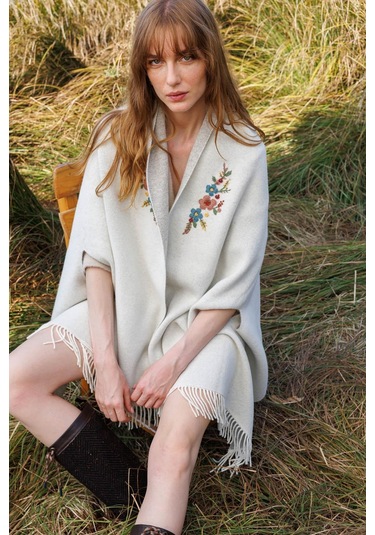 Kadın Yakası İşlemeli Koldan Geçmeli Büyük Yün Panço Kemik Kemik