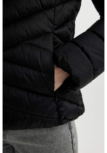 Defacto Su İtici Hafif Şişme Mont Kapüşonlu Kapitoneli Fermuarlı Cepli Basic Düz Mevsimlik B2030AX24AUBK27 Siyah