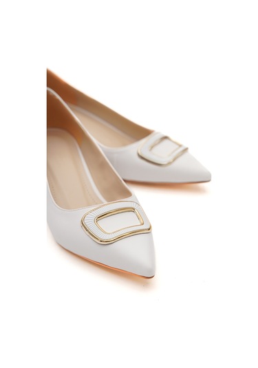 Scenic Beyaz Tokalı 4cm Sivri Burun Topuklu Ayakkabı Beyaz