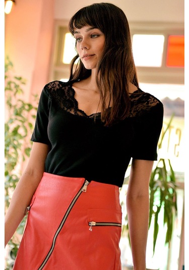 Kadın Siyah V Yaka Dantelli Kısa Kol Yumuşak Dokulu Bluz Siyah