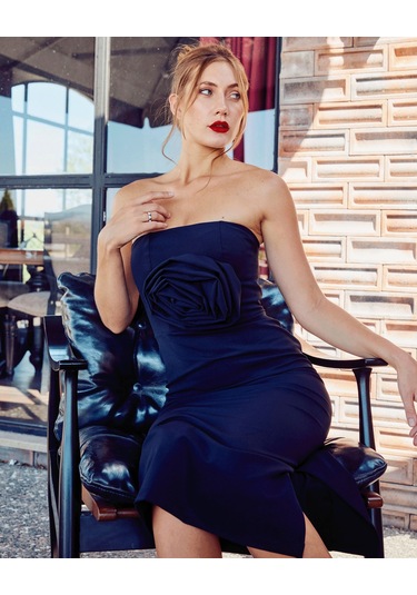 Gül Detaylı Midi Boy Straplez Elbise Siyah