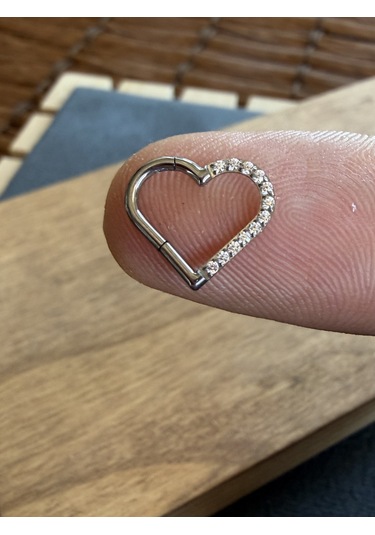 Gerçek G23 Titanium Kalp Modeli Kilitli Titanum Halka Piercing Gümüş