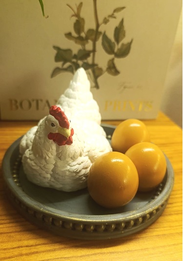 Artepieza Dekoratif Tavuk Ve Yumurtalar Tepsili Biblo Set - Bereket Ve Bolluk Temalı Beyaz Tavuk Figürü 1 Adet