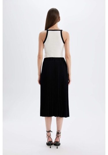 Defacto Esnek Belli Basic Düz Pilise Aerobin Midi Etek B9014AX24AUBK81 Siyah Defacto Esnek Belli Basic Düz Pilise Aerobin Midi Etek B9014AX24AUBK81 Siyah