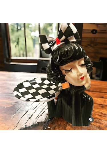 Tepsili Sıyah Karelı Kız