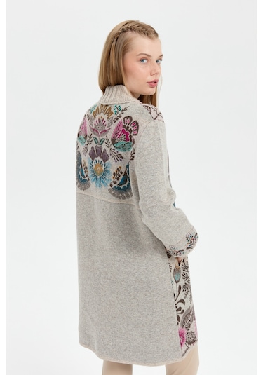 Kadın Dik Yaka Önü Renkli Çiçekli Uzun Yün Kaban V.bej V.bej