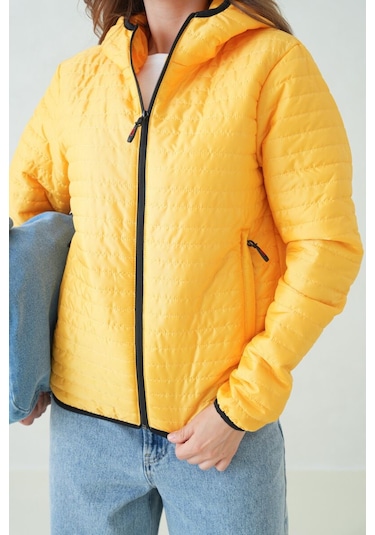 İçi Astarlı Su Ve Rüzgar Geçirmez Cepli Kapüşonlu Kadın Mont Sarı