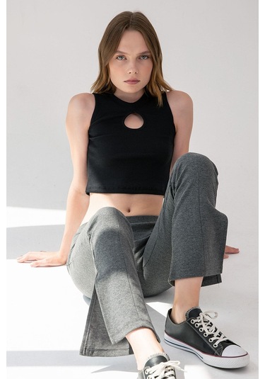 Siyah Yaka Detaylı Fitilli Crop Örme Bluz Siyah