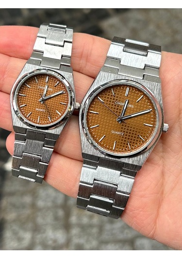 Kahverengi Kadranlı Fırçalanmış Metal Yüzey Çift Kol Saati Seti: Modern Ve Şık Tasarım Gümüş