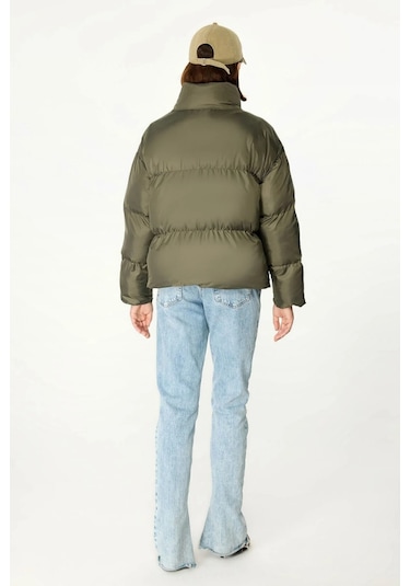 İçi Astarlı Su Ve Rüzgar Geçirmez Cepli Dik Yaka Kadın Mont Haki