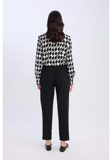 DeFacto Krep Pantolon Carrot Fit Basic Düz Beli Lastikli Dar Paça Cepli D5950AX24WNBK81 Siyah