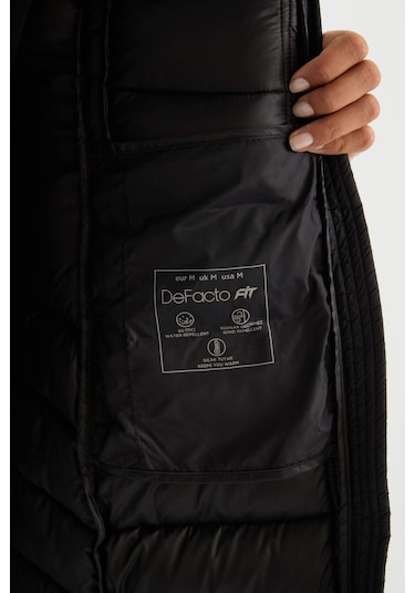 DeFactoFit Su İtici Uzun Şişme Mont Parka Kapüşonlu Slim Fit Dar Kesim Kapitoneli Fermuarlı Cepli A1556AX24WNBK81 Siyah