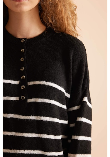 DeFacto Oversize Geniş Kalıp Düğmeli Yaka Triko Kazak D4913AXNSBK27 Siyah DeFacto Oversize Geniş Kalıp Düğmeli Yaka Triko Kazak D4913AXNSBK27 Siyah