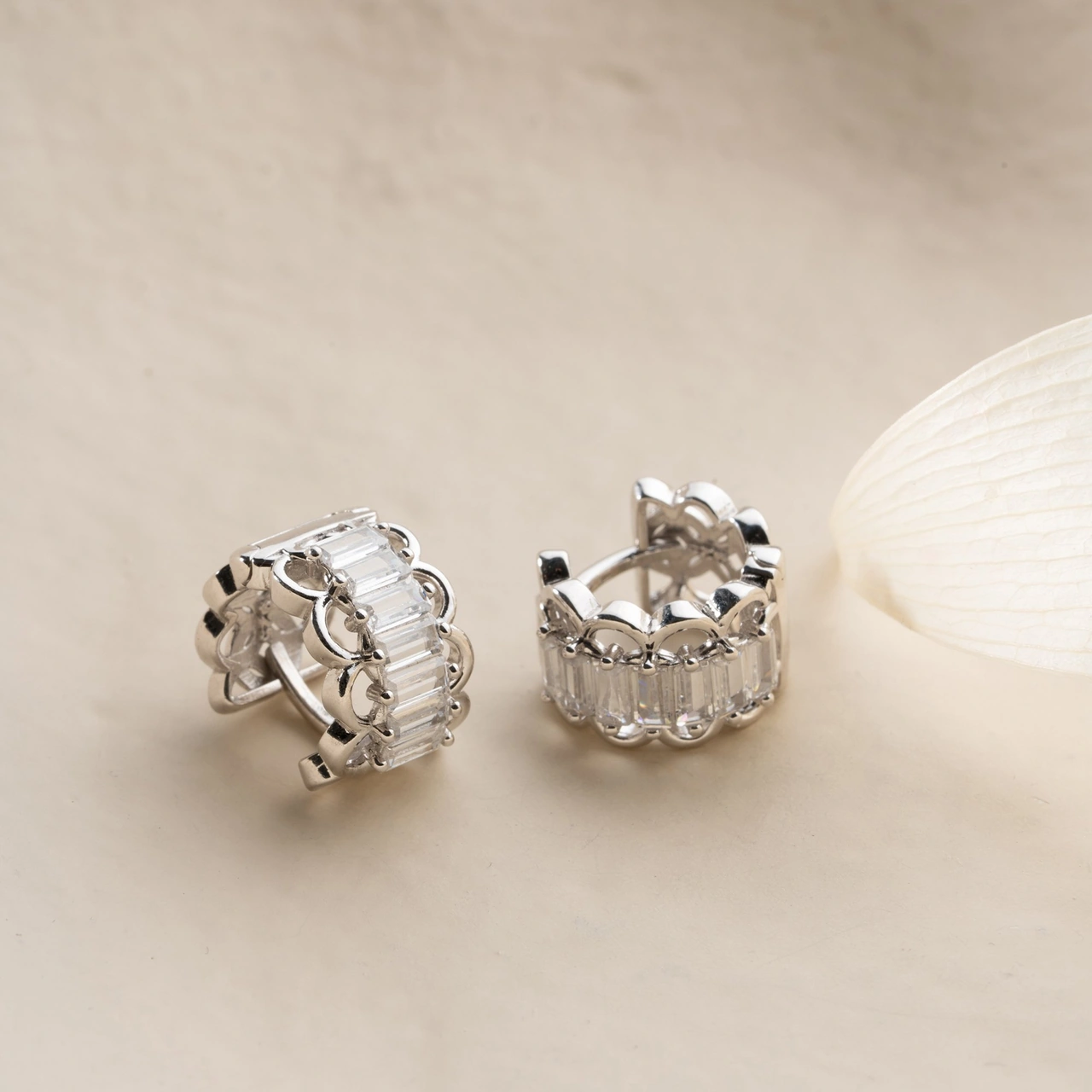 925 Ayar Gümüş Baget Taşlı Minimal Halka Küpe Gümüş