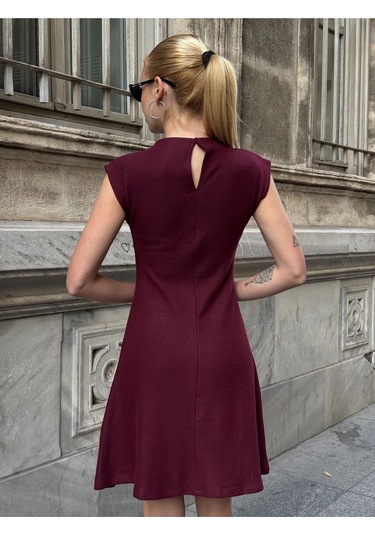 Kadın Dik Yaka Asimetrik Etekli Beli Tokalı Kolsuz Şık Tasarım Elbise Bordo