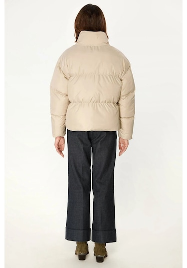 İçi Astarlı Su Ve Rüzgar Geçirmez Cepli Dik Yaka Kadın Mont Bej